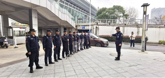 強化保安隊伍訓練 提升保衛(wèi)應急處置能力——潤州保安公司開展領誠廣場保安隊員防爆器械技能專項培訓